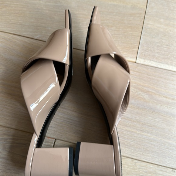 SAINT LAUREN PARIS camel patent leather open toe slide - Picture 5 of 5